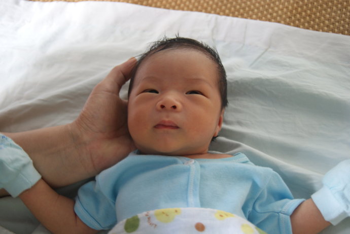 二月宝宝扭脖子怎么矫正,歪脖的宝宝怎么抱