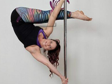 孕妇跳钢管舞高难度,怀孕妈妈跳钢管舞搞笑视频