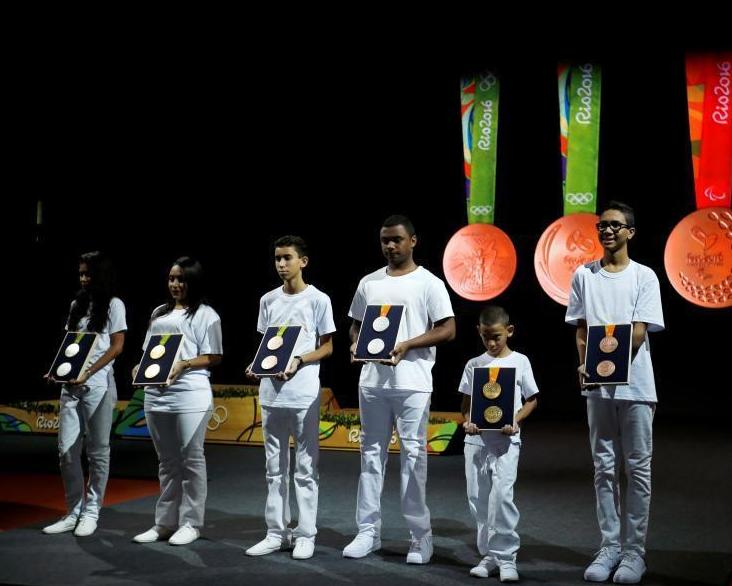 08年金镶玉奥运奖牌是24k金吗,2008奥运金镶玉金牌什么样