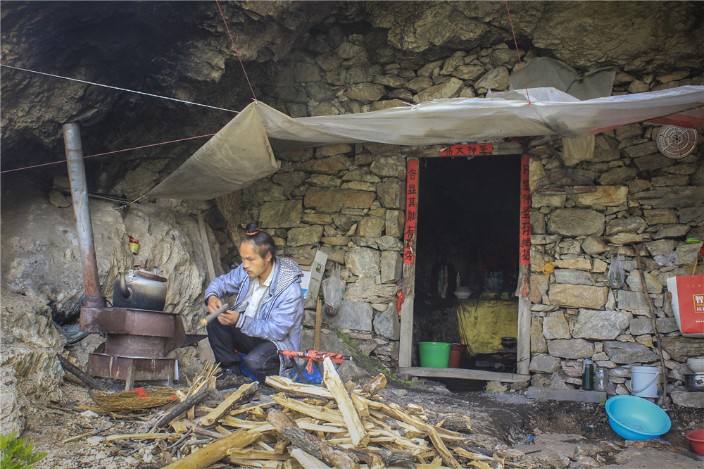 80后小伙隐居嵩山最高峰8年,怎么做到的?|豫记