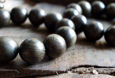 四川顶级乌木手串,稀有木材世人珍爱的乌木手串