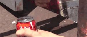 怎么开瓶装可乐不会喷,可乐疯狂摇动怎么能不喷