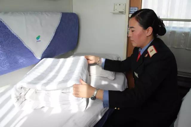 火车上列车员是干什么的,铁路列车员收入