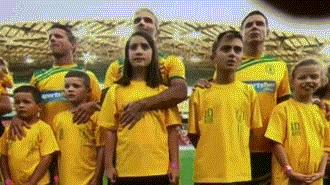 澳球星公然将手放女儿胸前上下游走,并遭镜头直播!网友:太猥琐