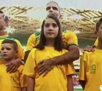 澳球星公然将手放女儿胸前上下游走,并遭镜头直播!网友:太猥琐