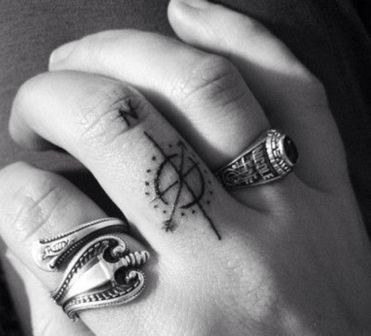 为什么指南针指针是指的北方,指南针红色指的是南还是北