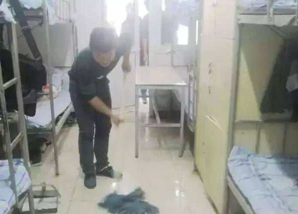 开学没几天我就发现我的奇葩室友,放假了开始想舍友