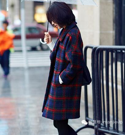 白色英伦风羊毛大衣的搭配 (英伦风灰色格子双面呢大衣搭配)