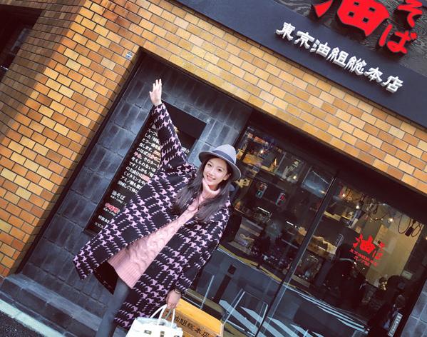 腊七腊八、冻掉下巴!寒意未减,喝碗腊八粥!千鸟格毛呢外套走起