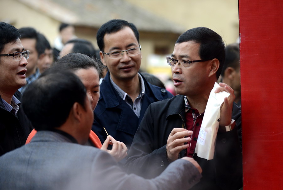 云霄海鲜美食节，干塘激情上演“浑水摸鱼”，女人免费摸