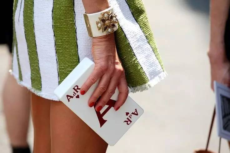 公司年会礼服鞋子怎么搭配,年会晚宴着装要求通知