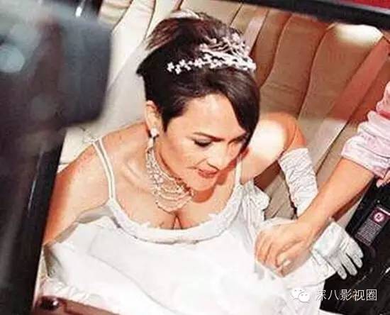 柏芝妈55岁勇闯娱乐圈！她手撕谢家的往事，就是一部老炮儿传奇