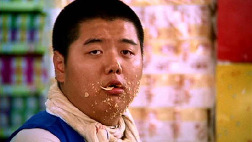 他是周星驰一手发掘的谐星，刘德华曾投资他拍戏，编剧导演都玩转