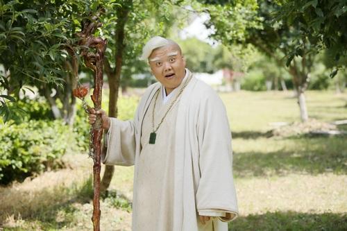 他是周星驰一手发掘的谐星，刘德华曾投资他拍戏，编剧导演都玩转