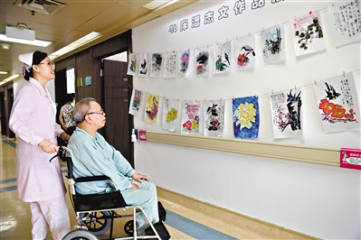 病房场景画儿童画,病房里的画展