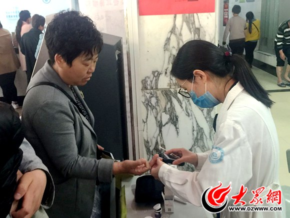 菏泽市立医院举行义诊关爱痛风与高尿酸血症患者