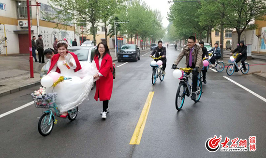 共享单车接新娘,陕西小伙结婚骑共享电动车接亲