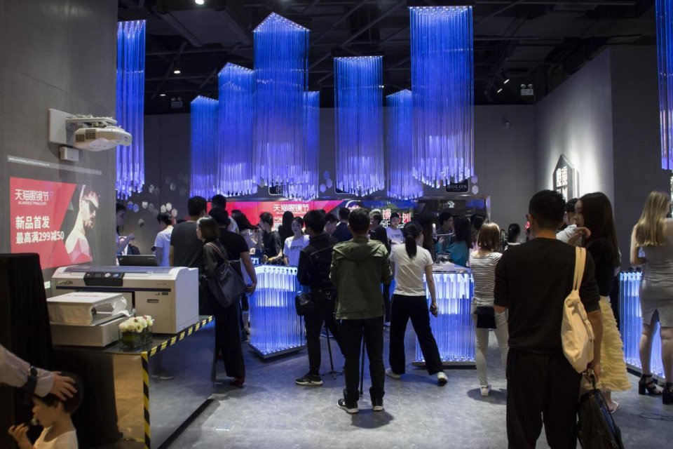 到底是谁拯救了画风土气的国产品牌？