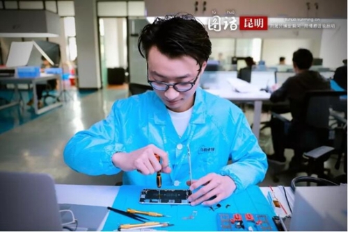 平凡岗位上的最美劳动者90后手机医生和快送员