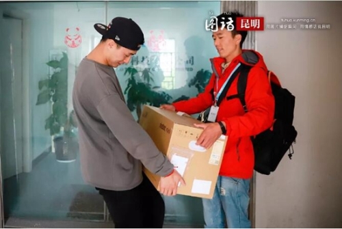 平凡岗位上的最美劳动者90后手机医生和快送员