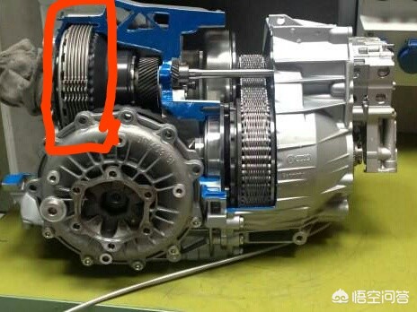 自动挡车挂d挡松开刹车车就走吗,自动挡汽车挂d挡在上坡会后退吗