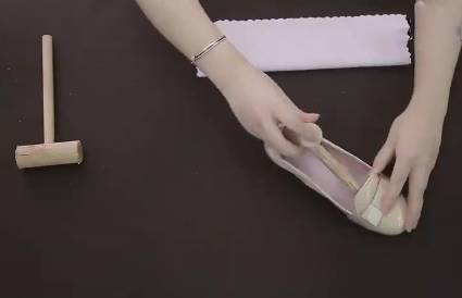 夏天的凉鞋穿着磨脚怎么办,夏天凉鞋磨脚怎么修补