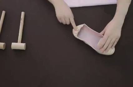 夏天的凉鞋穿着磨脚怎么办,夏天凉鞋磨脚怎么修补