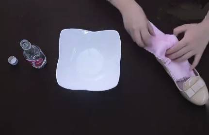 夏天的凉鞋穿着磨脚怎么办,夏天凉鞋磨脚怎么修补