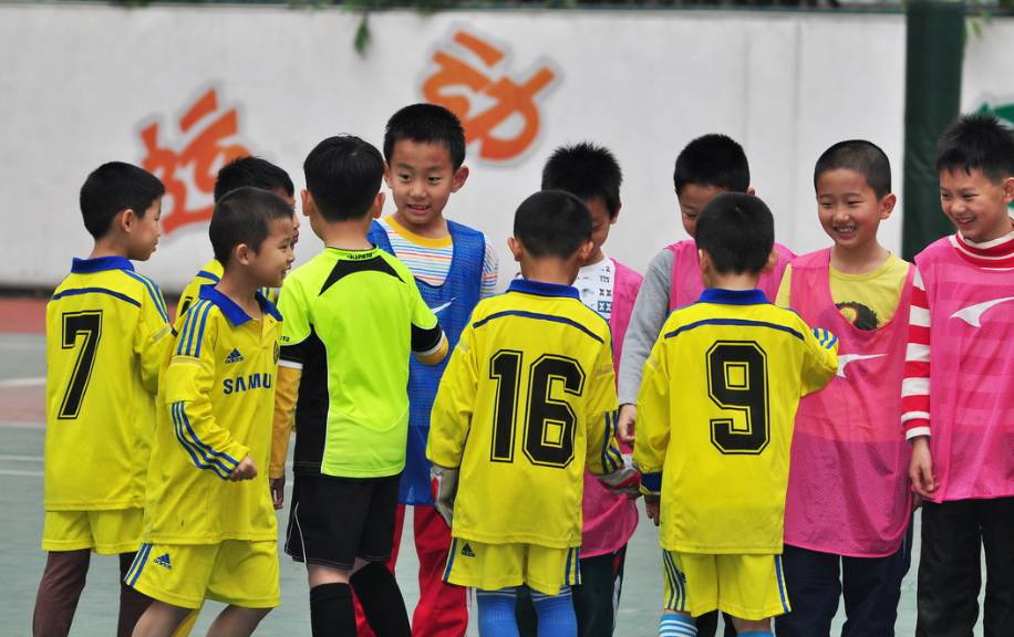 从足球比赛可以让孩子学会什么,教孩子踢球可以学到什么精神