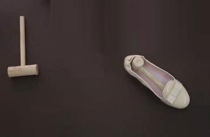 夏天的凉鞋穿着磨脚怎么办,夏天凉鞋磨脚怎么修补