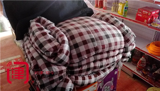 线头碎布沾满碘酒的纱布啥都有!他们卖的“黑心棉”真的黑芯儿