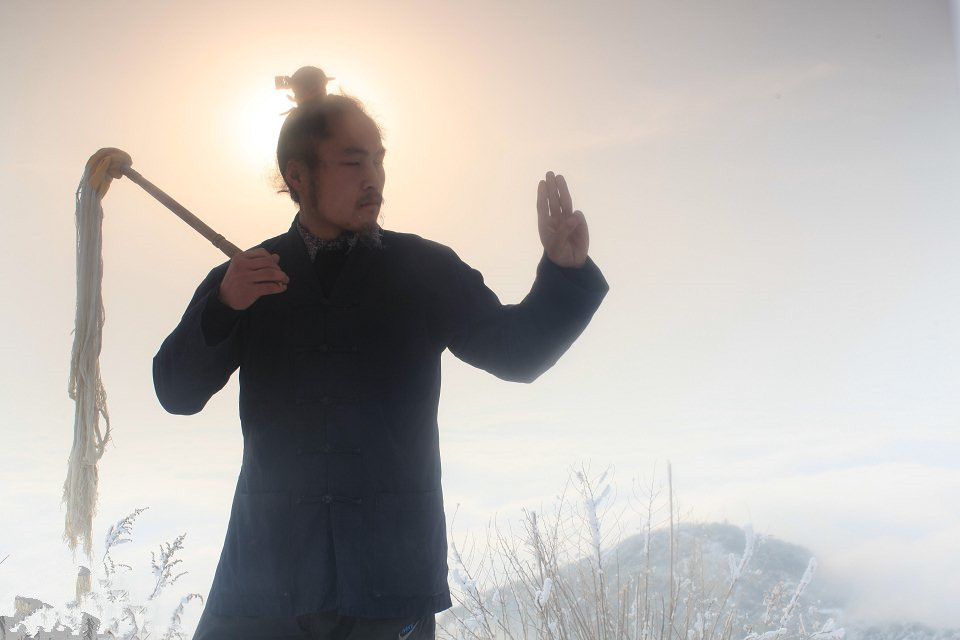 80后小伙隐居嵩山最高峰8年,怎么做到的?|豫记