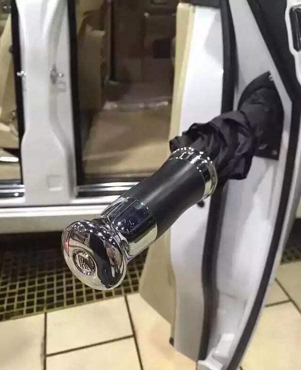 劳斯莱斯上一共有几把雨伞,劳斯莱斯的一把雨伞要多少钱