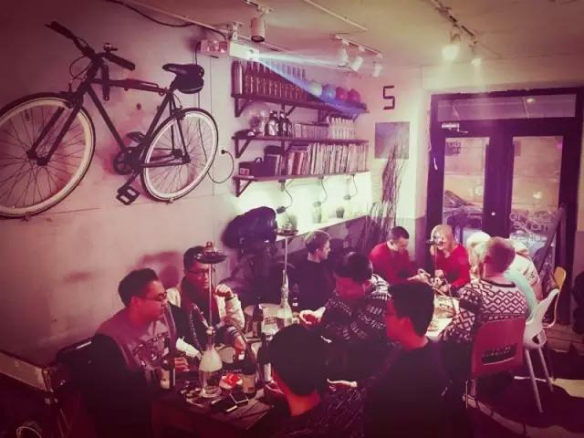 漫步在静谧的小巷里,漫步在青石板小巷吹着晚风