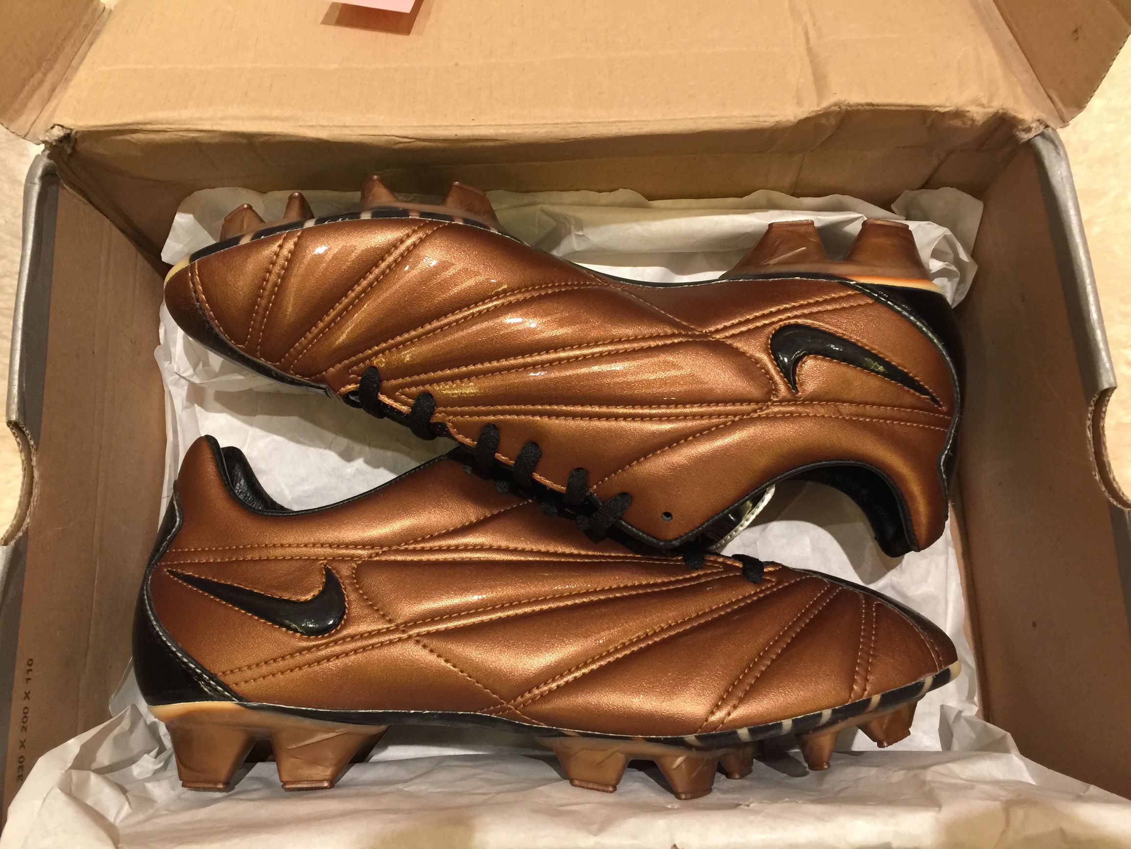 耐克足球鞋刺客纪念款解析,耐克足球鞋刺客进化史