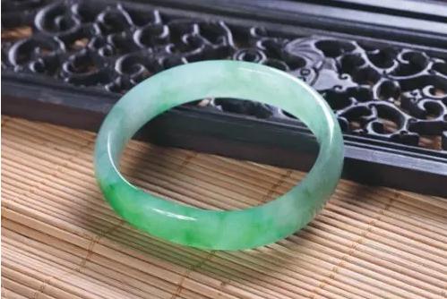 彩色宝石有裂纹是什么原因,宝石里面有裂痕和棉絮怎么回事