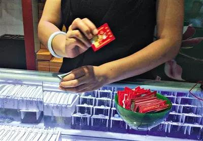 100多元的翡翠手镯是真的吗,20万拿下的翡翠手镯