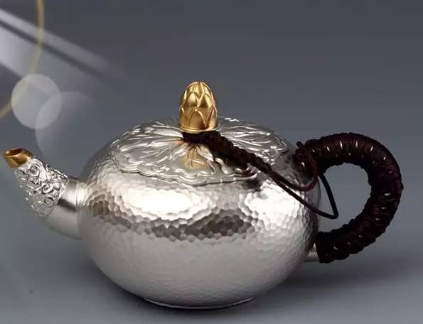 银壶和铁壶烧水泡茶区别,用银壶煮水好还是用银壶泡茶好