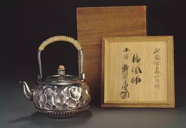 银壶和铁壶烧水泡茶区别,用银壶煮水好还是用银壶泡茶好