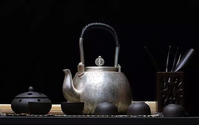 银壶和铁壶烧水泡茶区别,用银壶煮水好还是用银壶泡茶好