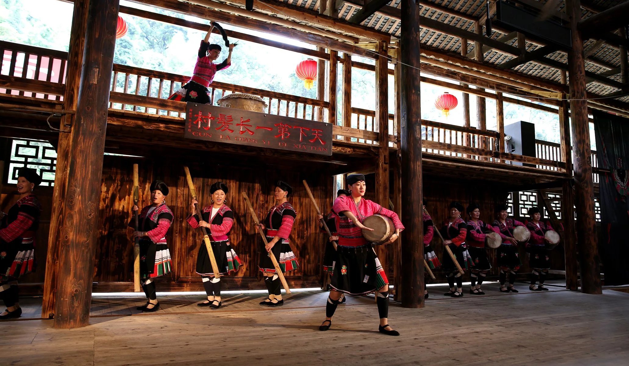 长发村红瑶淘米水洗发水直播,天下第一长发村用什么洗头发