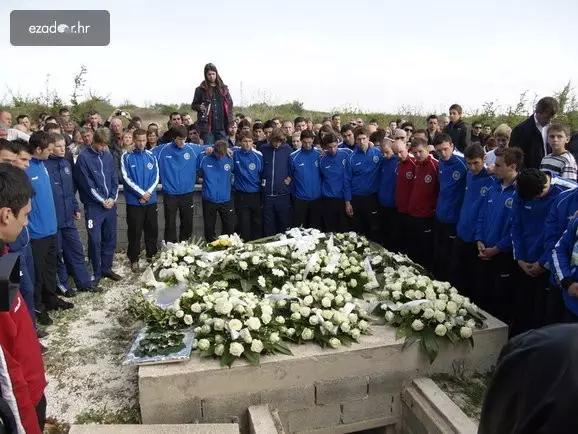 将好友穿在胸前8年，因为这里是离心最近的位置！