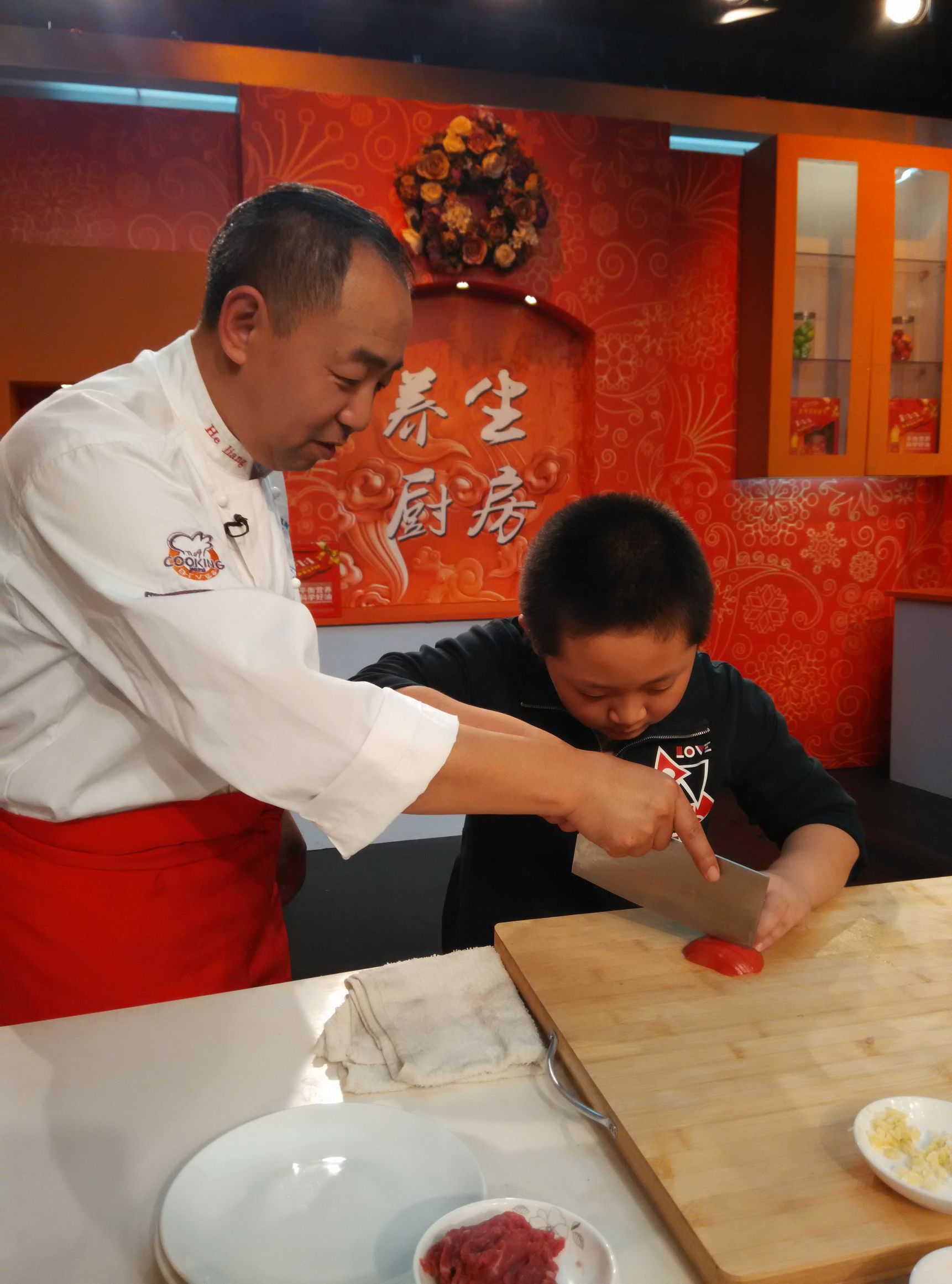 小小厨师成长记300字作文,新学员学厨师切菜教学