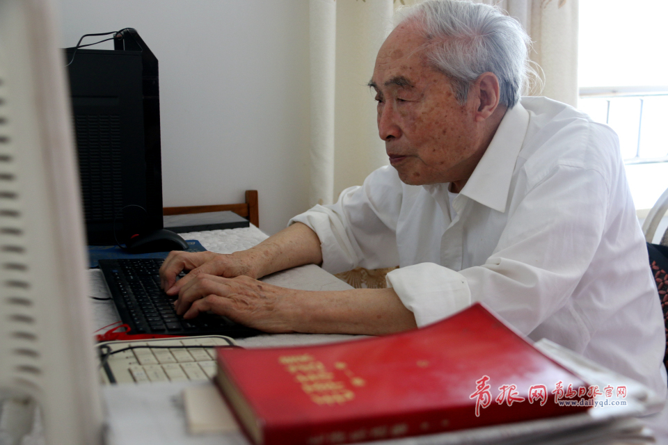 青岛有个93岁的网购达人衣柜里全是“爆款”