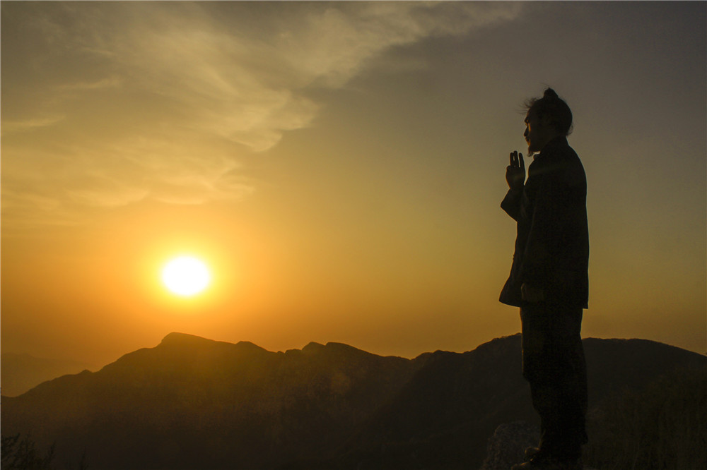 80后小伙隐居嵩山最高峰8年,怎么做到的?|豫记