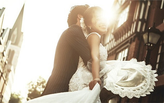 青海湖婚纱照外景街拍,室内婚纱照和外景婚纱照