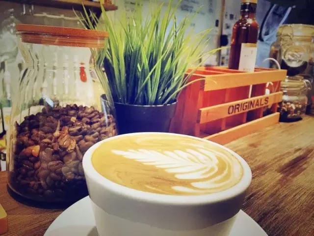 漫步在静谧的小巷里,漫步在青石板小巷吹着晚风