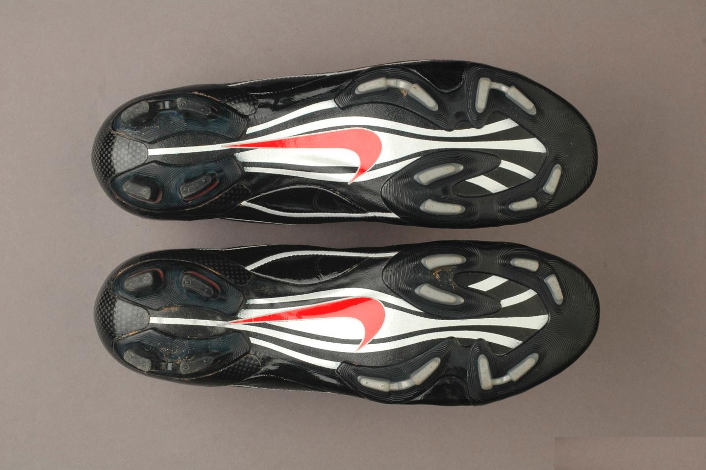 耐克足球鞋刺客纪念款解析,耐克足球鞋刺客进化史