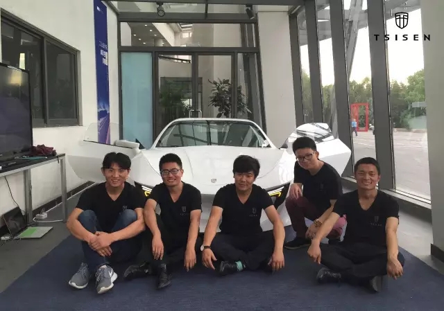 5名本科生,每天只睡6小时,1辆电动轿跑真车,惊艳全场