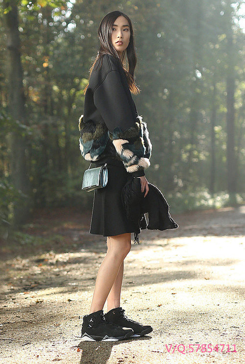 粉色运动半身裙套装搭配什么鞋子,裙子搭配什么球鞋好看